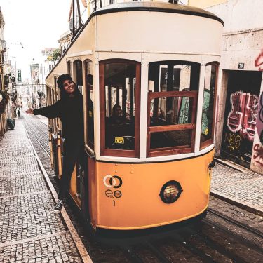 No sé si me gusta más la luz de Lisboa, caminar por sus cuestas,…