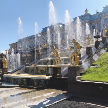 Golden people near the golden palace️
