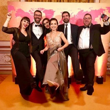 Amici di viaggio a festeggiare un meraviglioso compleanno, già pronti per la prossima avventura…