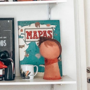 ???????? Lembranças das viagens: Cabeça que comprei em Jeri; Caneca do Inhotim; Abraço que…