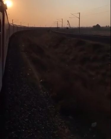 Never settle keep travelling n . . #travel #travelphotography #travelblogger #traveling #travelholic #train #routesetting…
