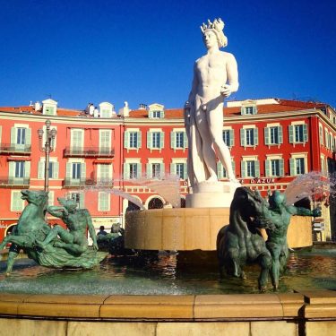 Мраморный Аполлон в центре фонтана Солнца в Ницце, вокруг которого водят хоровод бронзовые статуи&hellip;