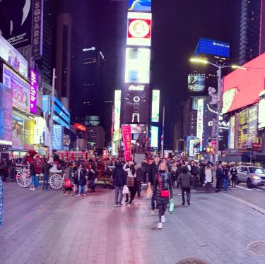 Times Square está localizada na junção da Broadway com a Sétima Avenida, entre a…