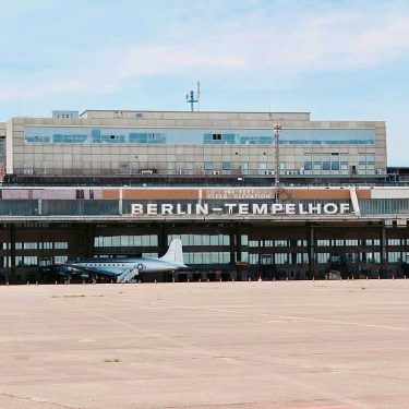 #berlin #germany #airport #flughafentempelhof #historia #architecturephotography #architecture #trip #colourful #travelblogger #instatravel #blickreisen #blickferien #bnesimppl…