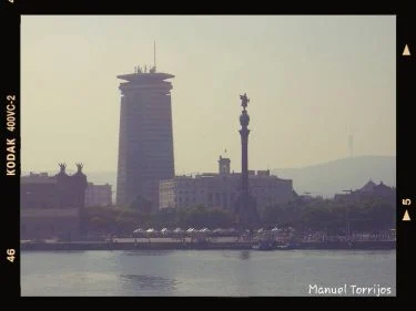 Barcelona desde el mar 1. . #fotourbana #city_barcelona #barcelonacity #barcelonalife #barcelonaphotographer #barcelonaphoto #barcelonagram #bnesimppl…