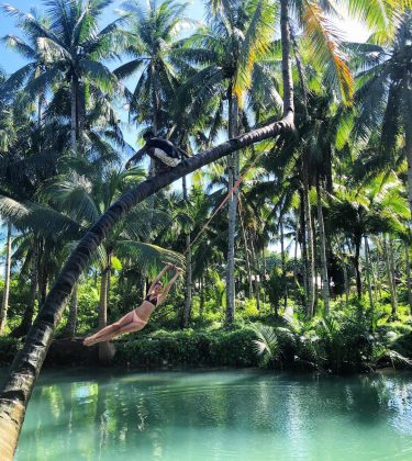 ️[JANE] Se jeter d’un cocotier dans la rivière enchantée ???? • • • #philippines…