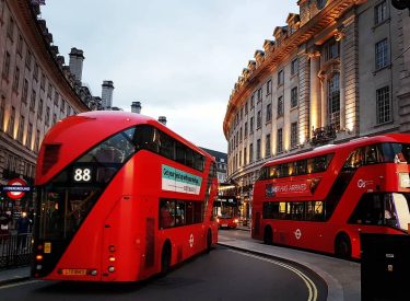 London in the evening Londyn wieczorową porą #london #londyn #greatbritain #wielkabrytania #anglia #autobus #czerwony…
