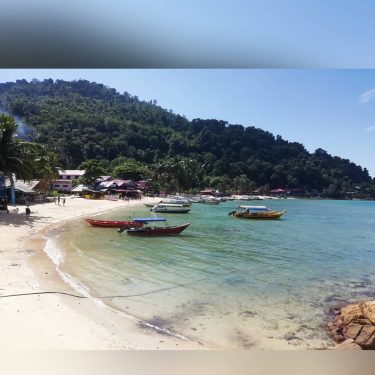 Small Perhentian Village. No filters used. #Bnesimppl #beachlover #beachwalk #beach #paradise #malaysia #asia #landscapes&hellip;