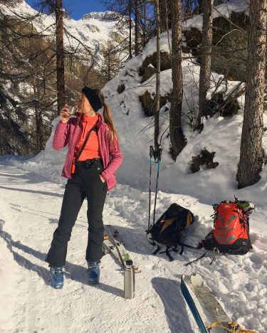 Always hot tea while doing skialpinism . . . #ski #skialpinism #alpinism #adventuregirl #wanderlust…