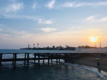 #pondicherry #sunset #serene #pondidiaries #india #travel #beach #travelphotography #traveldiaries #beachlife #incredibleindia #sunset #traveller #travelgram…