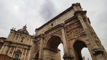 Roman forum! • • • #roma #shotonmoment #explore #enjoythejourney #exploretheworld #travelphotography #adventures_rw #bnesimppl #traveleurope&hellip;