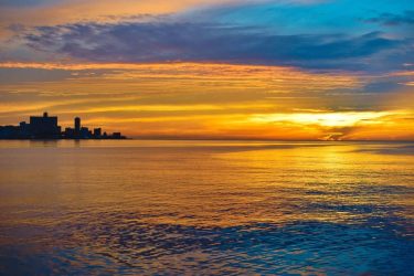 Sunset in Havana is just perfect isn’t it? #adventure #adventurenthusiasts #beautiful #sapoviagens #surpriseherjourney #instagood&hellip;