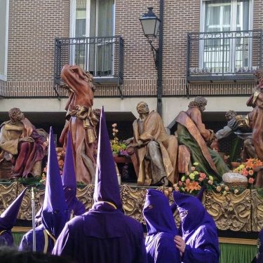 Semana Santa de Palencia #photography #photo #google #googlelocalguides #video #travelphoto #travelgram #instagramers #travelblogger #travelphotography…