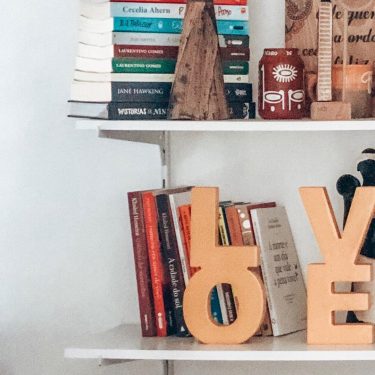 Completando a parte de baixo da estante: LOVE; alguns livros (Dica: A morte é…