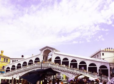Ponte di Rialto #venice #italy #italie #pontedirialto #pont #venise #voyage #travel #travelphotography #travelblogger #instatravel…