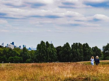 The destiny of future generations depends on our action today. ______________________________ #londonshoot #londra #londonlifestyle…
