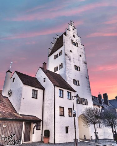 Sightseeing #tree #ingolstadt #beautiful #bavaria #oldcity #sightseeing #oldtown #architecturelovers #architecture #gate #bayernliebe #tourist #tower&hellip;