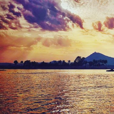 Earth rise! #instapic #picoftheday #pic #photography #photographer #india #travel #travelphotography #udaipur #rajasthan #incredible_india #sunset…