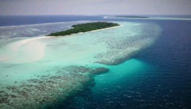 When in gorgeous Maldives!! @randomclicx_hemudarji @jigard12 #maldivesresorts #maldives #drone #dronemaldives #dji #travelcouple #honeymoon #dronephotography…