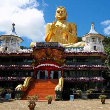 Первое, что встречаешь перед посещением комплекса пещерных храмов в Дамбулле, это буддийский музей на&hellip;