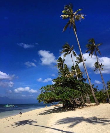 Sky above, sand below, peace within. World peace ⭕️⭕️⭕️⭕️⭕️⭕️ #coron #philippines Sky above, sand&hellip;