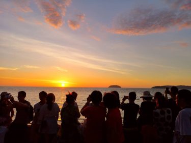 Sunset lovers . . . #travels #traveldiary #igtravels #journey #instatravel #instalike #instasg #visualfinder #instaphoto&hellip;