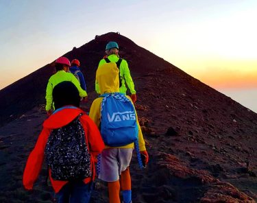 Climbing to the top of the Stromboli volcano in Italy Wspinaczka na szczyt wulkanu…