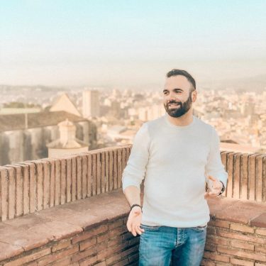A tourist who explains other tourists how he got to travel more and with…