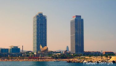 Barcelona desde el mar 2. . #fotourbana #city_barcelona #barcelonacity #barcelonalife #barcelonaphotographer #barcelonaphoto #barcelonagram #bnesimppl…