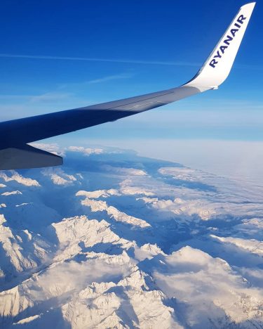 Endlich wieder raus aus unserer Heimat, wird im Spiegel immer kleiner… #ryanair #airplane #urlaub…