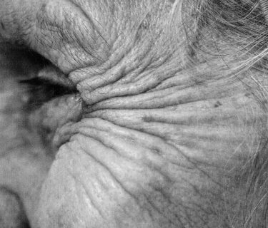 One from the ‘Body Geometry’ series ____ #bwphotooftheday #bw #bnesimppl #wrinkles #old #woman #geometry…