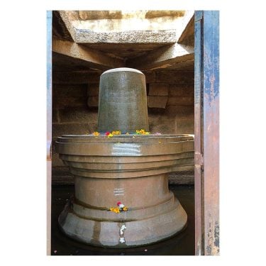 Om Namah Shivaya Badavilinga is the largest monolithic Shivalinga in Hampi which was commissioned…