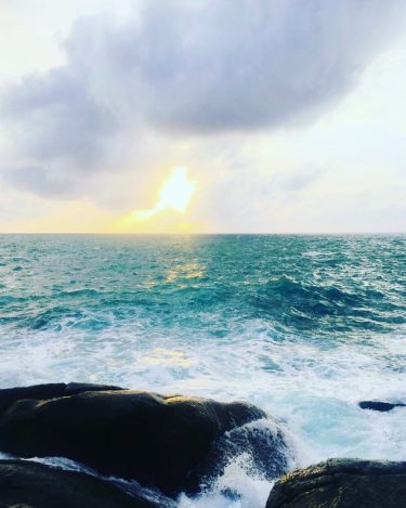 #sunset #loveforphotography #lovefortravel #travelgram #travelblogger #momentbyrach #bnesimppl #iphone @cntraveler @natgeotravel #phuket @lonelyplanetthailand