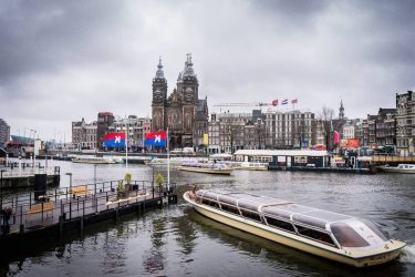I canali di Amsterdam con le barche per fare le visite . . .…