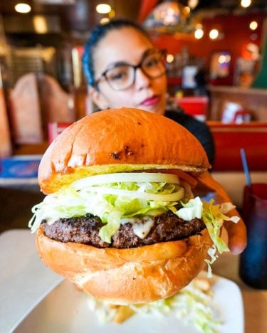 Un restaurante con las hamburguesas más grandes del mundo. Será verdad? ????‍️????‍️ #labluekombi Se…