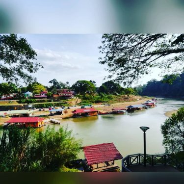 Floating restaurants at the River Timberling in tjhe Village of Kuala Tahan, gateway to…