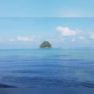 A small Island in the distance of Pulau Tioman. The water is crystall clear…