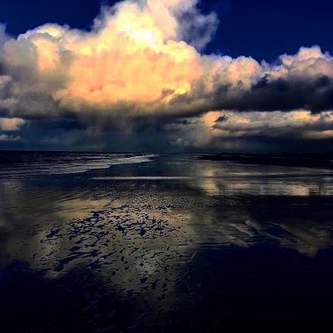 “incredible moment” . #earthscope #northsea #clouds #sky #walk #walking #beachwalk #hike #hiking #hikingadventures #travel…