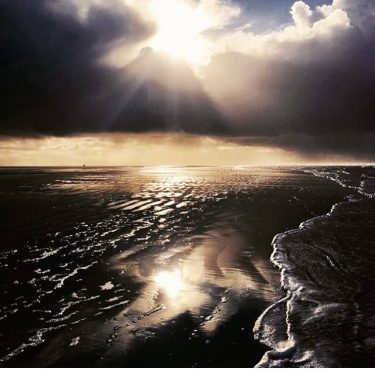 “endlessness” . #earthscope #northsea #beach #walk #beachwalk #walking #hike #hiking #hikingadventures #travel #travelling #travelphotography…