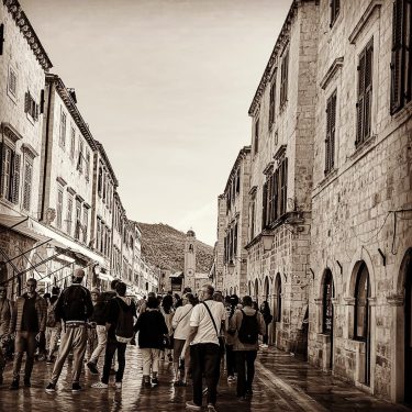 Stroll through the castle in the old city in Dubrovnik. . . .. #dubrovnikoldtown&hellip;