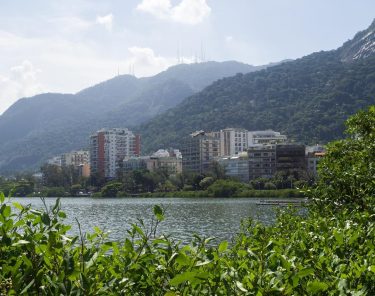 Another perspective at Lagoa Rodrigo de #riodejaneiro #lagoa #brazil #lagoarodrigodefreitas #cloudy #mountains #southamerica #skyscraper…