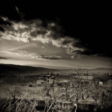#fotartplgz #bnesimppl #traveldestinations_ig #valdichiana Edited with: @carbonblackandwhite _ #landscape #amazing #view #trip #tree #sky…