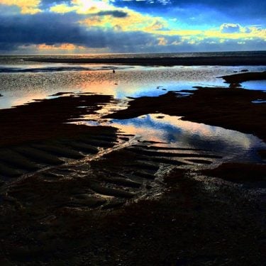 “beach walk” . #beach #northsea #beachwalk #sunset #evening #travel #travelling #travelphotography #travelgram #travelstagram #instatravel…