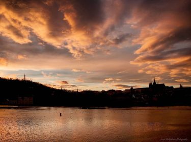 soumrak nad wonderful_prague #europestyle_czechrepublic #toppraguephoto #kings_hdr #visitcz #visitprague #canonczsk #discovery_earthpix #discovery #topeuropephoto #citybestpics #travelmore…