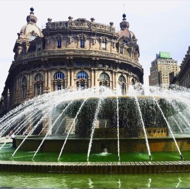 Большой и очень красивый фонтан округлой формы Fontana di Piaggio находится на Piazza De…