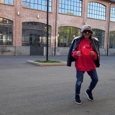 Dancing ???? #bailar #bailarinos #hiphop #streetstyle #soundgood #music #letsdance #longhairstyles #neweracap #fashiondesigner #mystyle #healthylifestyle…