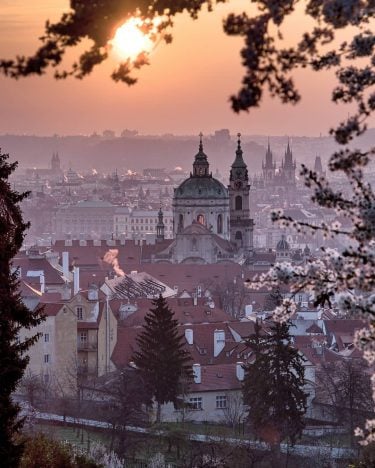 jarní východ wonderful_prague #europestyle_czechrepublic #toppraguephoto #kings_hdr #visitcz # #canonczsk #discovery_earthpix #discovery #topeuropephoto #citybestpics #travelmore…