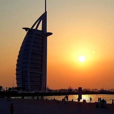Burj Al Arab Hotel (Sail Hotel) in Dubai Hotel Żagiel w Dubaju o zachodzie…