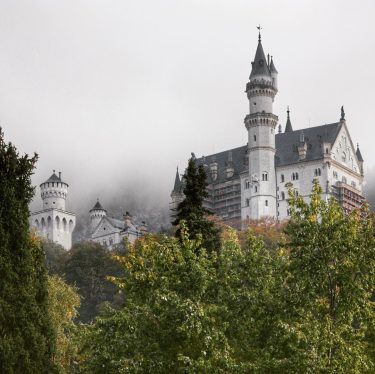 Schloss Neuschwanstei, Germany #travel #traveling #travelblogger #europe #germany #castle #bnesimppl #kings_villages