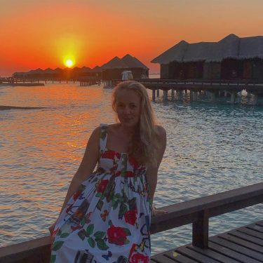 Beautiful sunset in Maldives ️• • • • #bnesimppl #bloggerslife #mylook #travelgirl #outfitpost #fashionpost…
